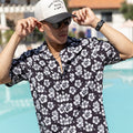 Person wearing the Avigate Oxford Shirt in Flex on the Beach print