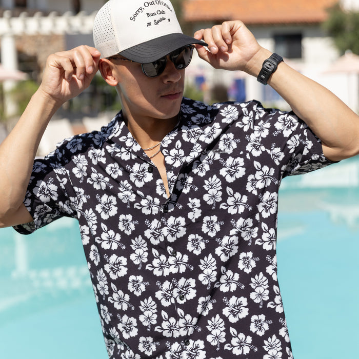 Person wearing the Avigate Oxford Shirt in Flex on the Beach print