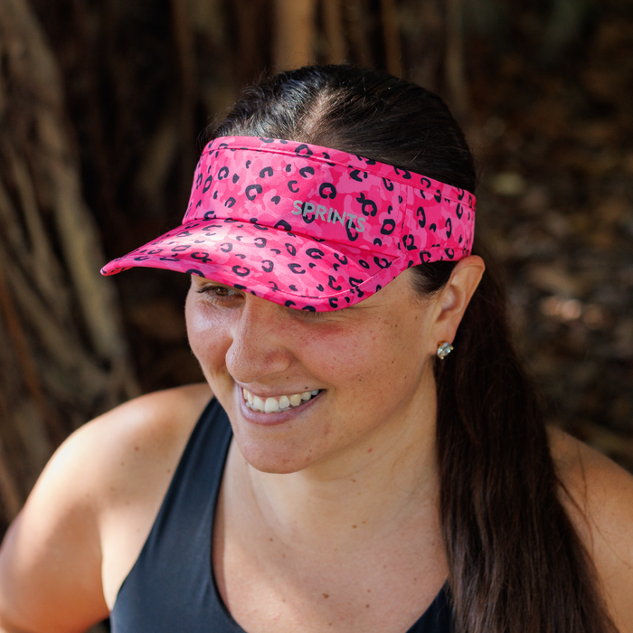 Runner wearing the Jag Camo Fuchsia visor