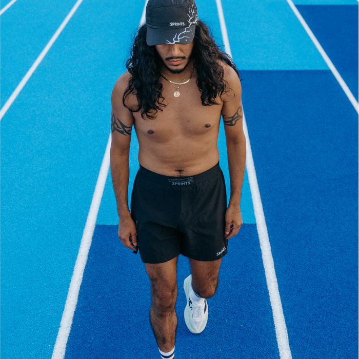Runner wearing the Mens Avigate 5 inch Fusion Short in Dystopian Dark Miles