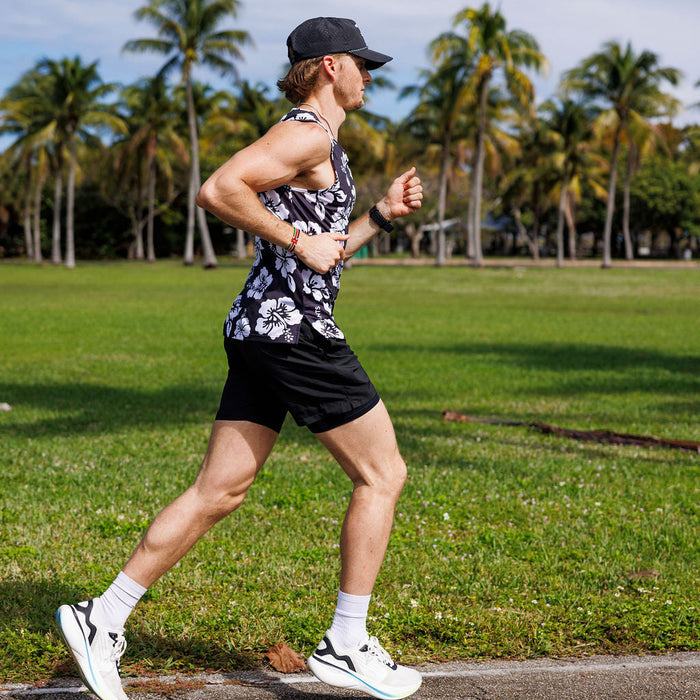 Man wearing the Flex on the Beach Running Tank, close-up