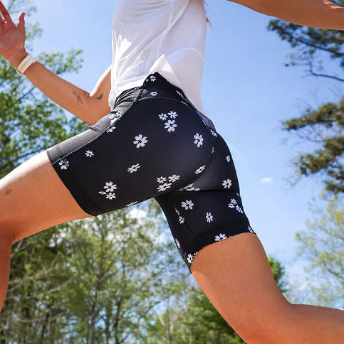 Woman wearing the Flexion 5 inch Compression Short in Florid Declamation print, close-up