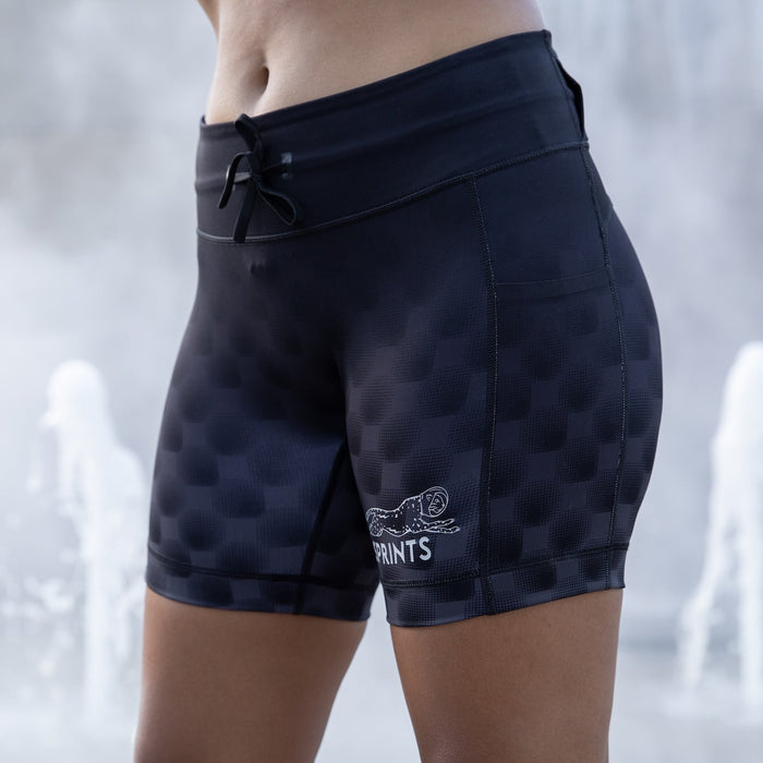 Woman wearing the Flexion 5 inch Compression Short in Gridlock Grandstand Midnight, close-up