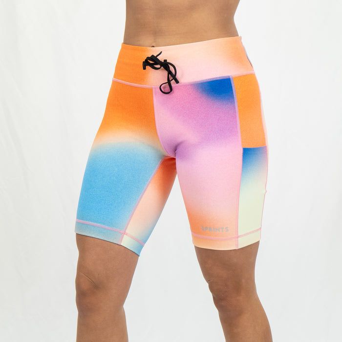 Woman wearing the Flexion 8 inch Compression Short in Skiddle Stratification print, close-up